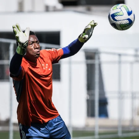 Cruzeiro renova contrato com goleiro da base: confira detalhes