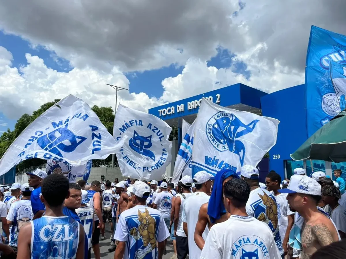 "Cruzeiro: Torcedores realizam manifestação de apoio na Toca após início da Série A2"