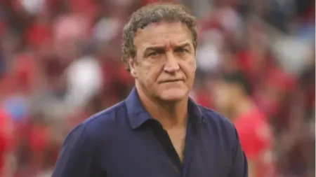 Cuca é anunciado como novo técnico do Santos após saída de Carille.