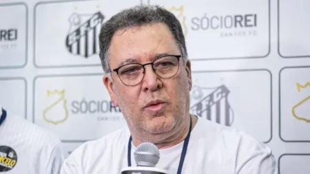 "Demissão de Fábio Carille: Marcelo Teixeira cede à pressão da torcida do Santos e decide dispensar o treinador"