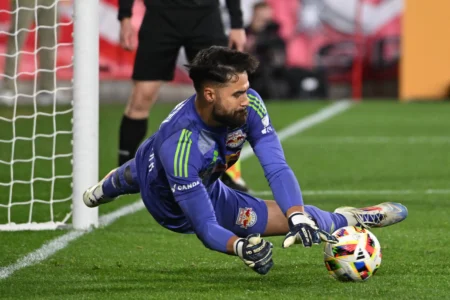 "Destaque na MLS: Goleiro brasileiro defende seleção do Paraguai e visa título nos Estados Unidos"