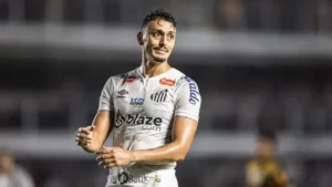 Diego Pituca diz que jogadores do Santos merecem comemorar acesso à Série A.