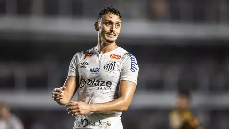 Diego Pituca diz que jogadores do Santos merecem comemorar acesso à Série A.