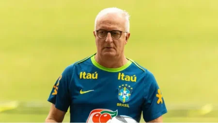 "Dorival Jr. Convoca Seleção Brasileira: Tostão Defende Meia do Futebol Inglês"