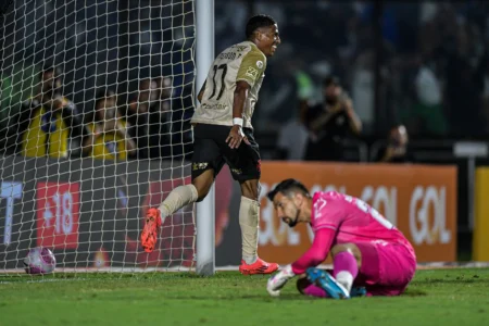 Emerson Rodríguez assume papel de titular no Vasco na reta final do Campeonato Brasileiro.