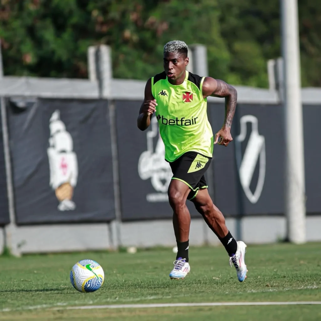 Emerson Rodríguez desfalca treino do Vasco e fica fora do jogo contra o Botafogo.