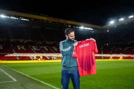 Erik ten Hag exige que jogadores do Manchester United visitem e conheçam a história de Old Trafford