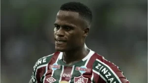 "Escalação de Arias com Surpresas: Estratégia do Fluminense x Fortaleza com Reviravolta sob Comando de Mano Menezes"