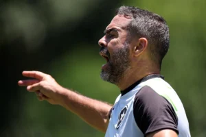 Escalação do Botafogo para enfrentar o Atlético-MG: Artur Jorge sem opções no ataque?