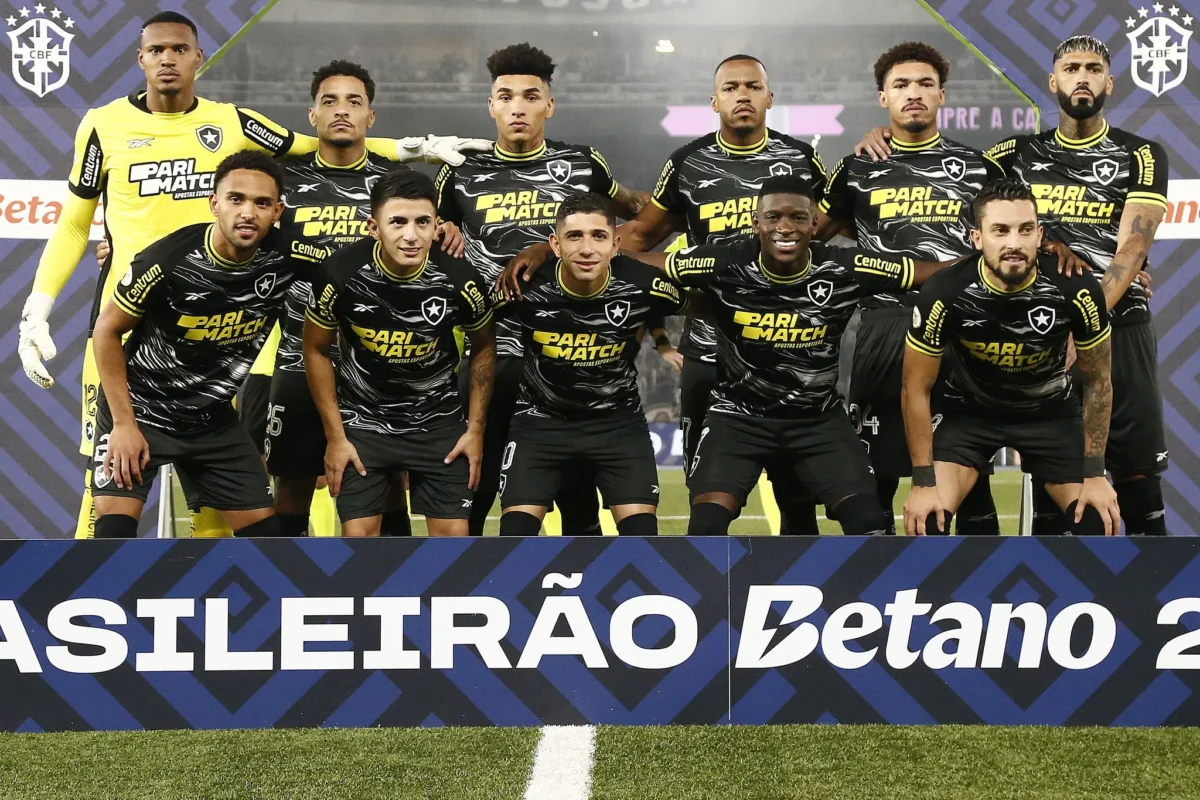 Escalação do Botafogo: time enfrenta Cuiabá com força máxima após retorno de jogadores.