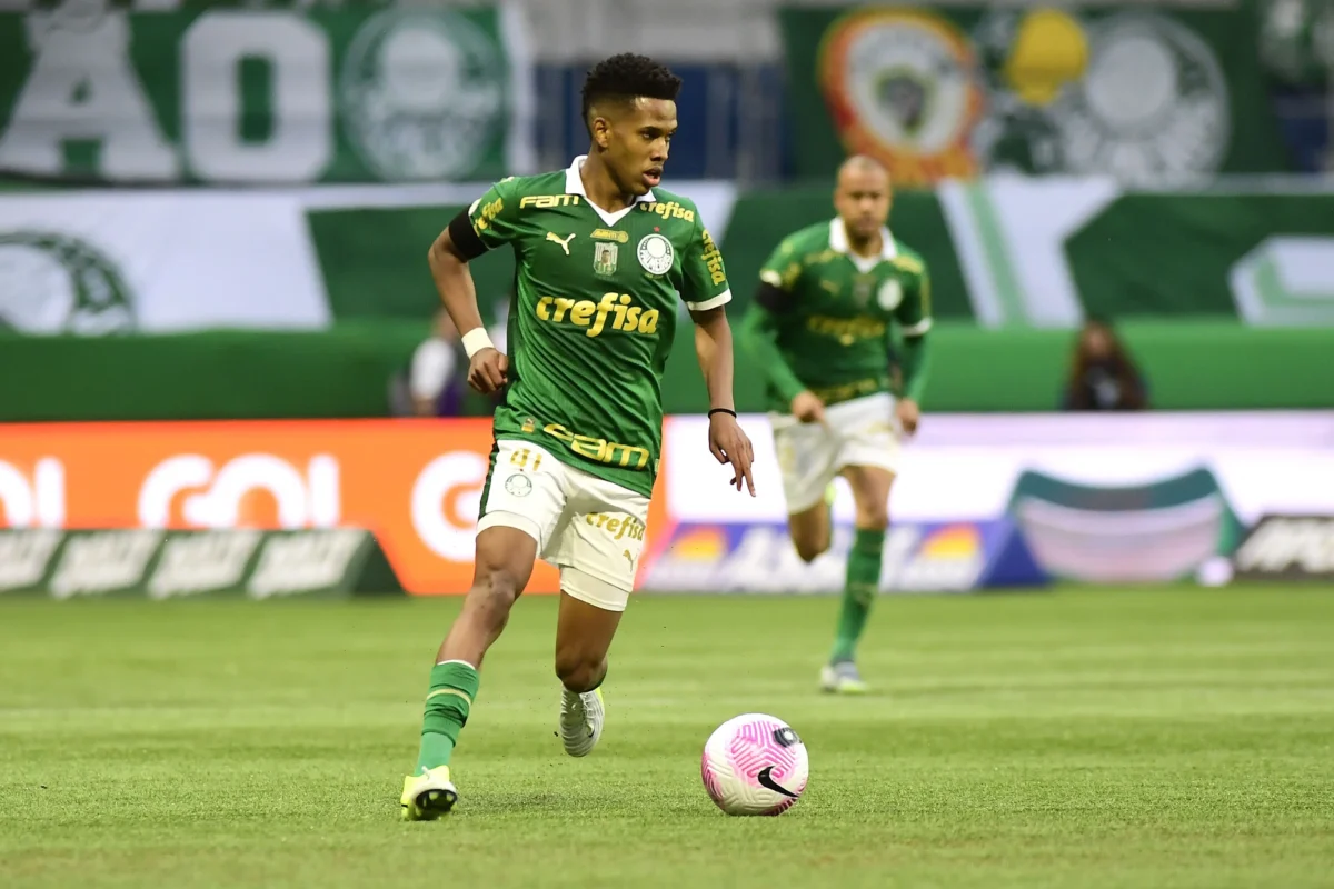 Estêvão busca primeiro gol em clássico pelo Palmeiras após confusão com Corinthians.