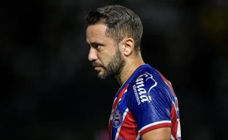 Everton Ribeiro sofre problema no Bahia e torcida do Flamengo é informada rapidamente