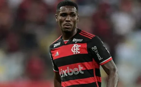 Evertton Araújo provoca medalhão do Flamengo antes do clássico contra o Internacional: "Dá pra tu não, coroa"