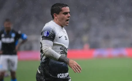 Fagner busca mais minutos no Corinthians com Ramón Díaz