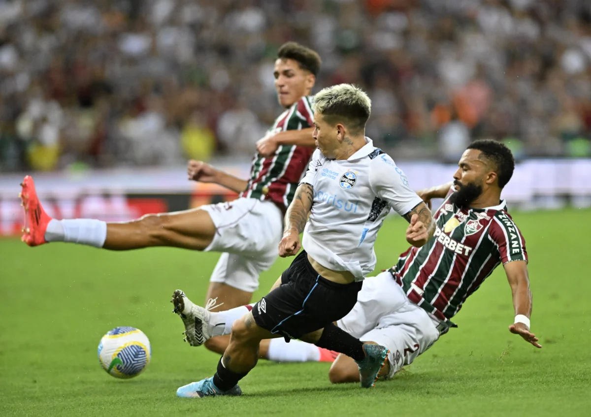 Felipe Melo é expulso após gesto de "roubo" em jogo do Fluminense x Grêmio.