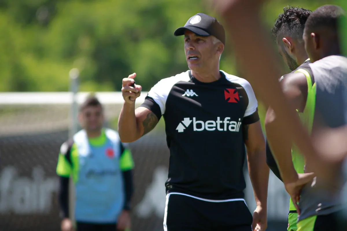 Felipe Sai de Luto e Volta ao Trabalho: Treinador do Vasco Comanda Sessão Após Perder Irmão