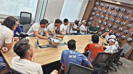 "Fernando Diniz e Jogadores do Cruzeiro são Cobrados por Organização na Toca da Raposa"