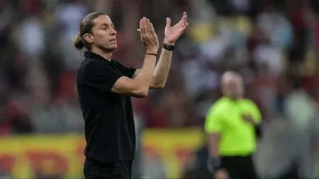 Filipe Luís é alertado sobre possível volta de De La Cruz no Flamengo contra o Cuiabá.