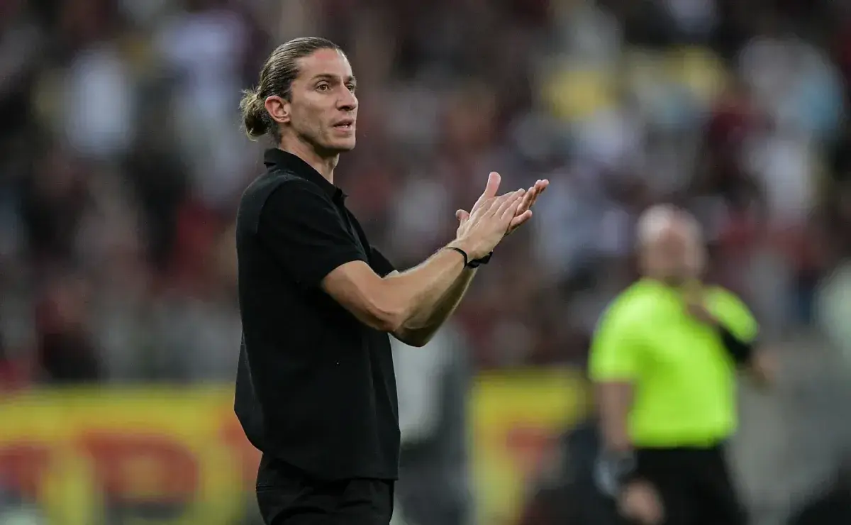 "Filipe Luís é exaltado pela mudança tática no Flamengo e a torcida pede explicações: o que isso pode significar para 2025?"