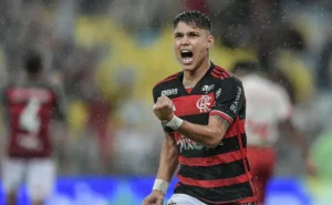 Filipe Luís e treinador do Flamengo decidem sobre retorno de Luiz Araújo