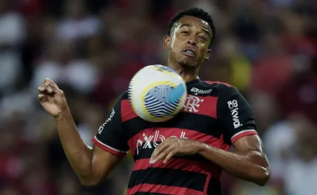 Filipe Luís supera Carlinhos no Flamengo: atacante fica de fora da pré-temporada nos EUA