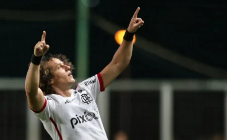 "Flamengo vence Cruzeiro com gol de falta de David Luiz e permanece no G-4 do Brasileirão"