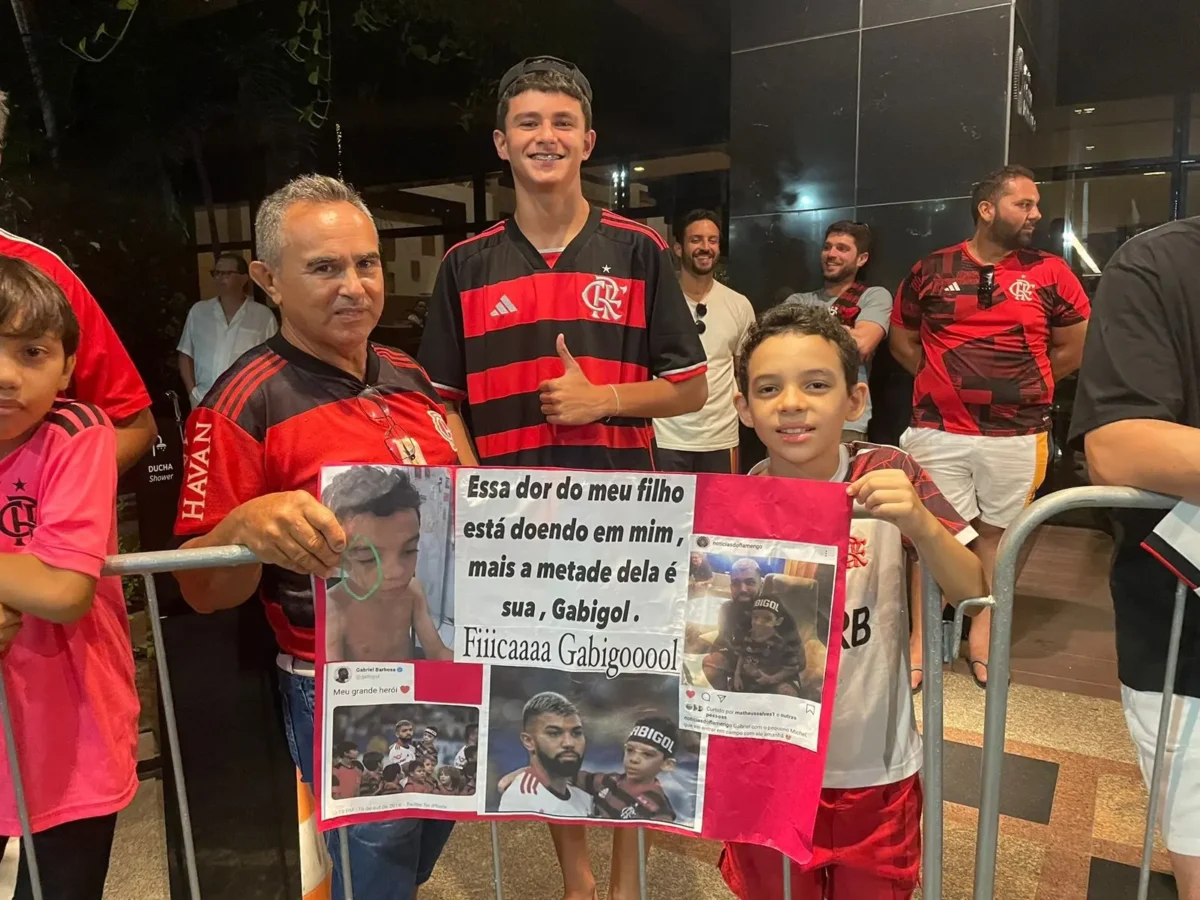 Flamengo x Fortaleza: Multidão pede "Fica, Gabigol" em jogo emocionante.