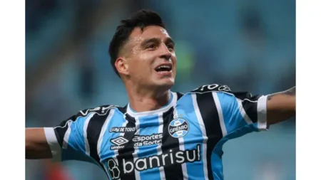 Franco Cristaldo pode deixar o Grêmio em 2025 e é alvo do Santos