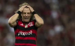 "Futebol: David Luiz Erra Pênalti e Reclama de Companheiro no Empate do Flamengo 0 x 0 Atlético-MG"