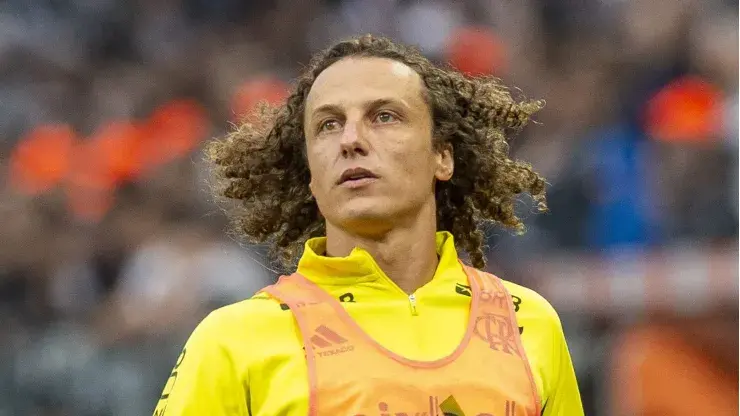 Futebol: David Luiz pode deixar o Flamengo para se tornar treinador, influenciado por Filipe Luís.