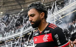 Gabigol redefine plano de carreira após reunião com família; Flamengo é informado sobre decisão envolvendo Cruzeiro.