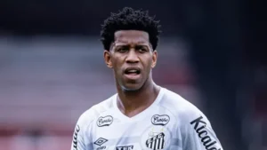 Gil Decide Renovar com o Santos em 2025.