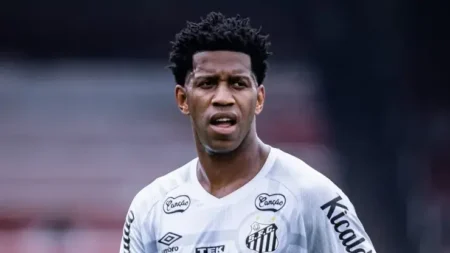 Gil Decide Renovar com o Santos em 2025.