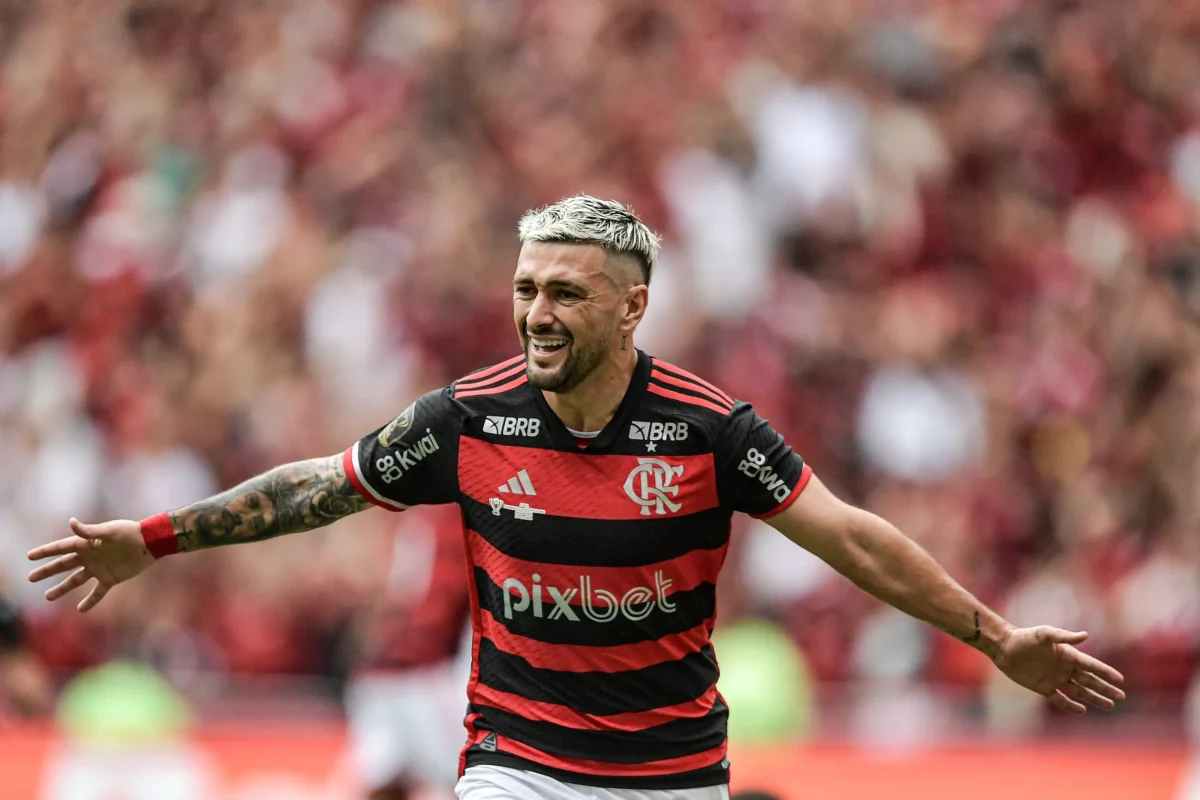 Giorgian de Arrascaeta, do Flamengo, anuncia cirurgia no joelho para o fim do ano.