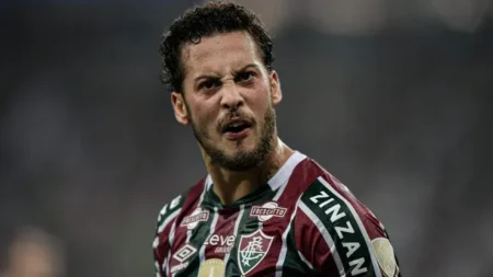 "Guga Reflete sobre Oportunidade no Fluminense e Busca por Espaço no Elenco de Mano Menezes"