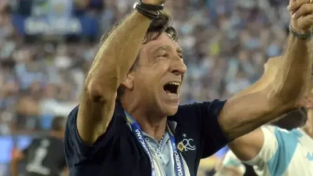 Gustavo Costas, técnico do Racing, fala sobre o título da Copa Sul-Americana contra o Cruzeiro: "Somos diferentes"