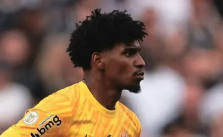 Hugo Souza confirma decisão sobre futuro no Corinthians após interesse do Grupo City: "Pouco me importa" pode ser alterado para: "Hugo Souza sobre futuro no Corinthians: 'Pouco me importa' após interesse do Grupo City"