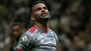 Internacional é processado pelo Flamengo por dívida de R$ 4,5 milhões referente a transferência de Thiago Maia