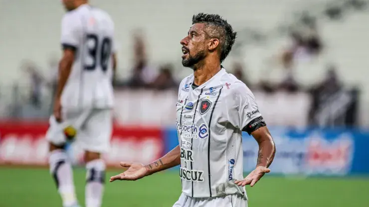 Léo Moura sugere que Renato Gaúcho peça demissão do Grêmio para assumir a Seleção Brasileira.