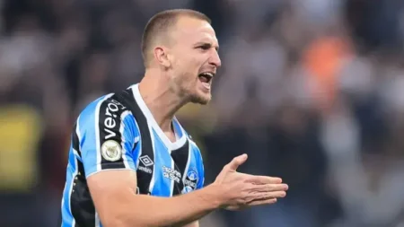 Lesão de Rodrigo Ely no Grêmio: Quais jogadores podem assumir seu lugar no time de Renato?