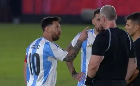 Lionel Messi reclama de falta não marcada após incidente com Anderson Daronco