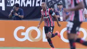 Lucas Moura Recebe Homenagem da Torcida do São Paulo em Bragantino x São Paulo: "Obrigado por Existir"