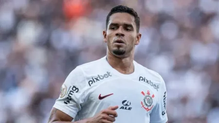 Lucas Veríssimo no radar do Corinthians: Augusto Melo o prioriza, enquanto Pablo Marí é plano alternativo.