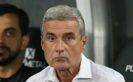 "Luís Castro é cotado para comandar o Corinthians em 2025 e exige salário alto"