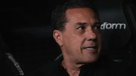 Luxemburgo afirma que teria conquistado o título do Campeonato Brasileiro 2023 com o Botafogo: 'Não pode perder com tanta vantagem'.