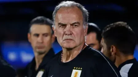 "Marcelo Bielsa elogia jogador do Flamengo após Brasil x Uruguai: 'Desempenho impressionante contra Vinicius Júnior'"