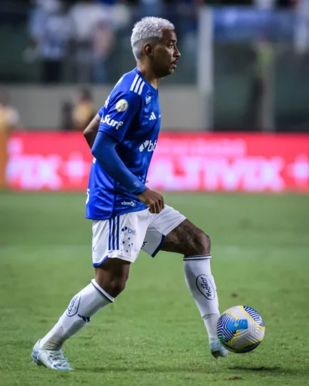 "Matheus Pereira se manifesta após ser substituído no Cruzeiro: 'Não entendo a opção de Diniz, mas devo aceitar'".