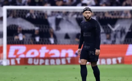 "Memphis Depay Desponta no Corinthians e os Fiel Torcedores Enlouquecem com Trio 'Nível Muito Alto'"