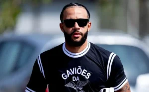 "Memphis Depay visita Gaviões da Fiel e expõe desejo de renovar o Corinthians por dentro"