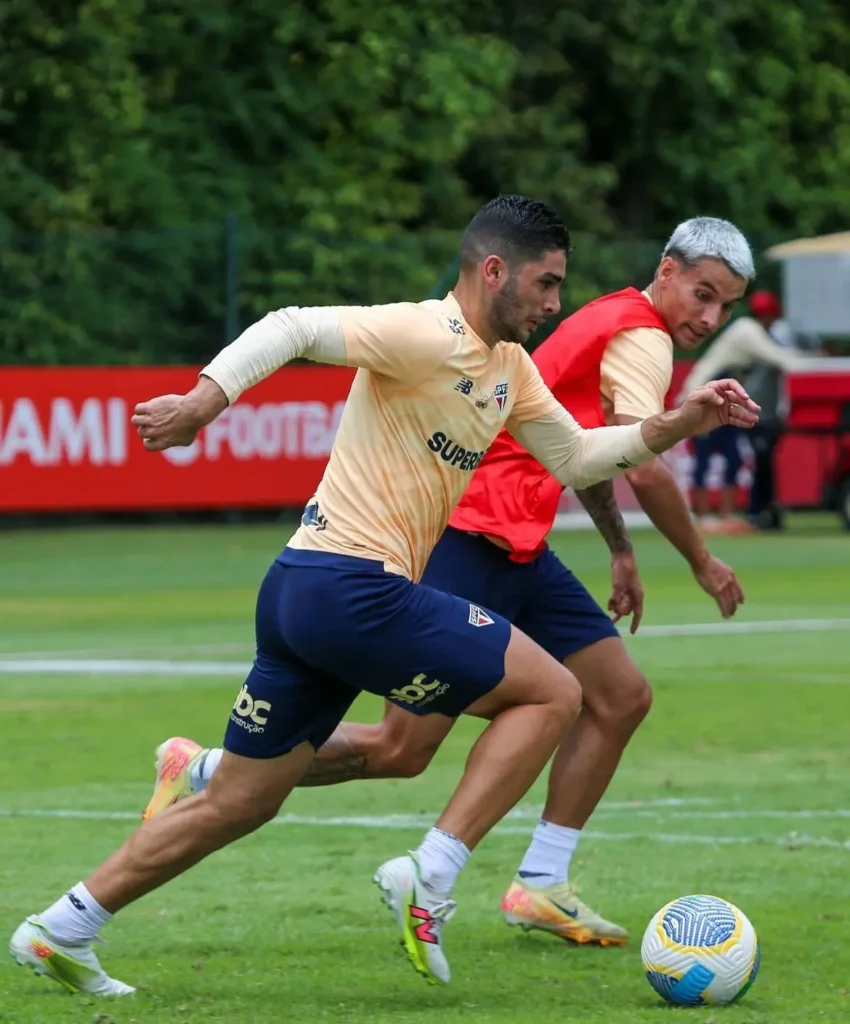 São Paulo FC: Michel Araújo avança no treinamento e se aproxima do retorno